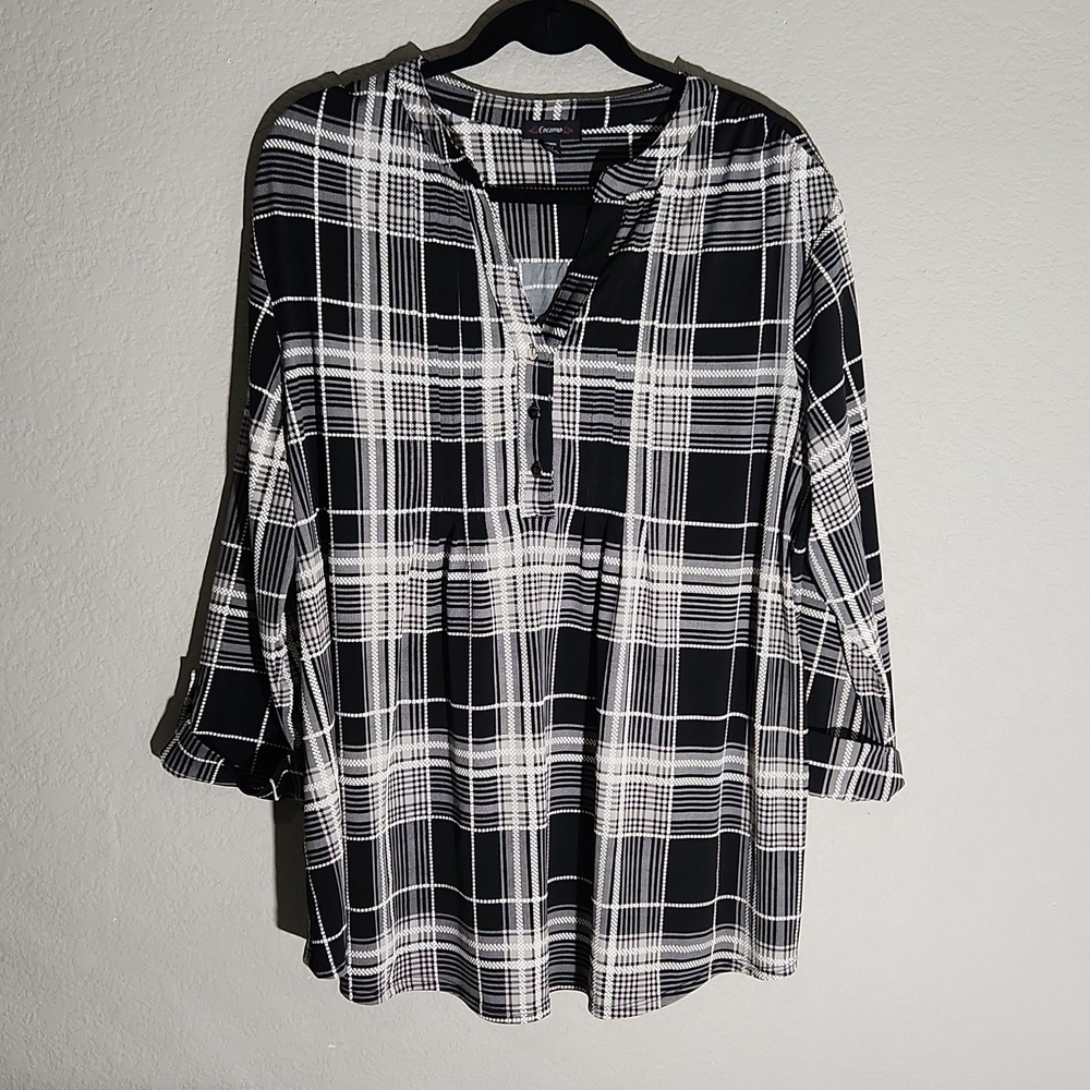 Cocomo Womans Blouse Size 2X V Neck Button  Plaid Pleated Black White